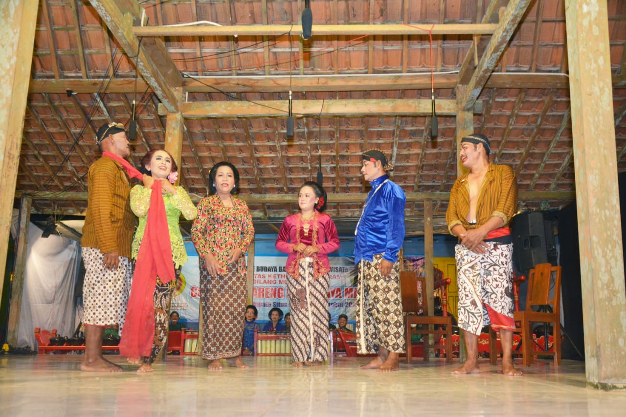 TRADISI :Ketoprak Mataram Gilang Mudha Budaya mementaskan lakon bertajuk Canggah Wareng Wanabaya Mangir, Lakon Kumandangane Katresnan di pendapa Mangir Tengah Kampung Wisata Situs Mangir, Sendangsari, Pajangan, Bantul, Minggu (10/10)