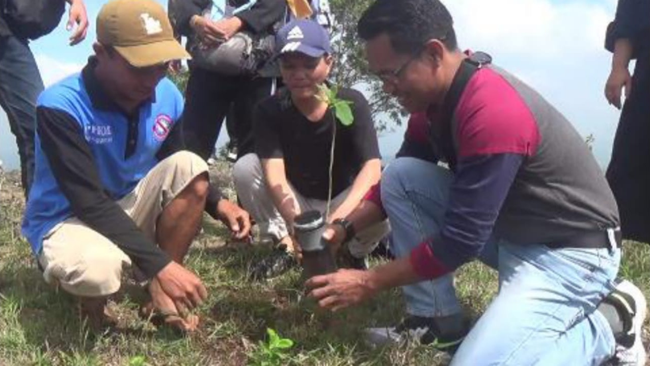 PEDULI ALAM : Puluhan mahasiswa Universitas Cokroaminoto Yogyakarta (UCY) melakukan aksi penanaman bibit beragam jenis tanaman di kawasan puncak Pathuk Kampung Pitu, Nglanggeran Wetan, Kabupaten Gunungkidul, Minggu (10/10).
