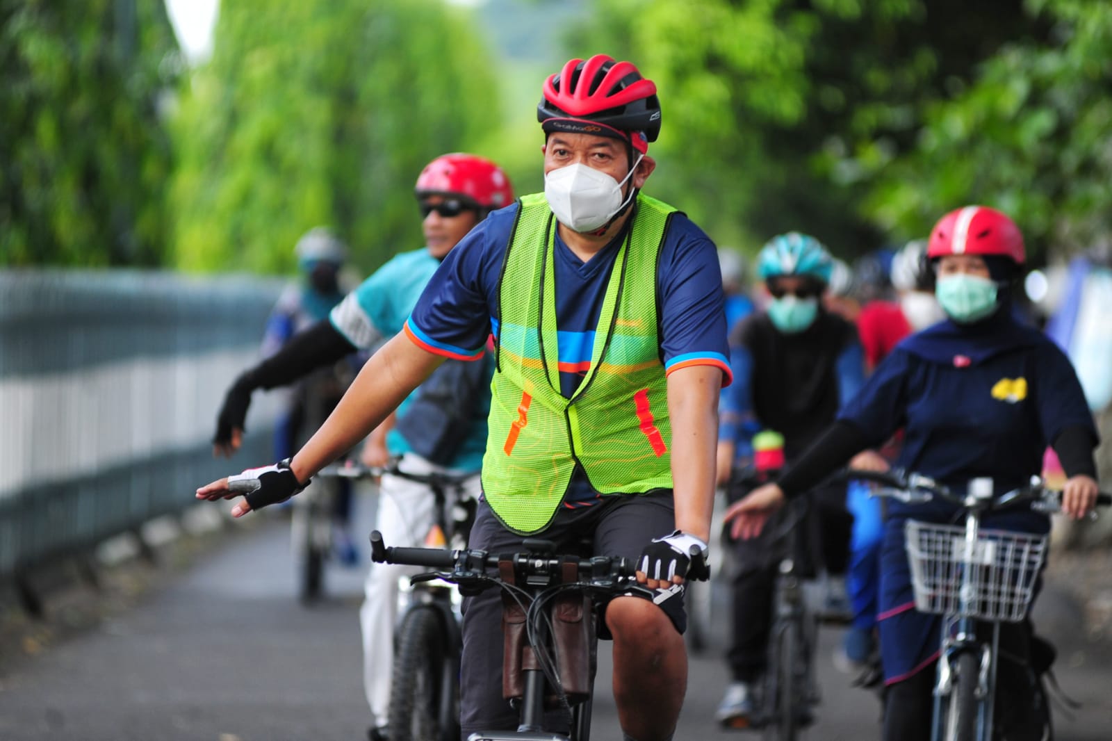GUYUB : Para anggota Pit Pawitikra atau komunitas penggemar bersepeda para alumni SMP Negeri 5 Jogja mewujudkan keguyuban dengan bersepeda mengitari Jogjakarta. PIT PAWITIKRA for RADAR JOGJA)