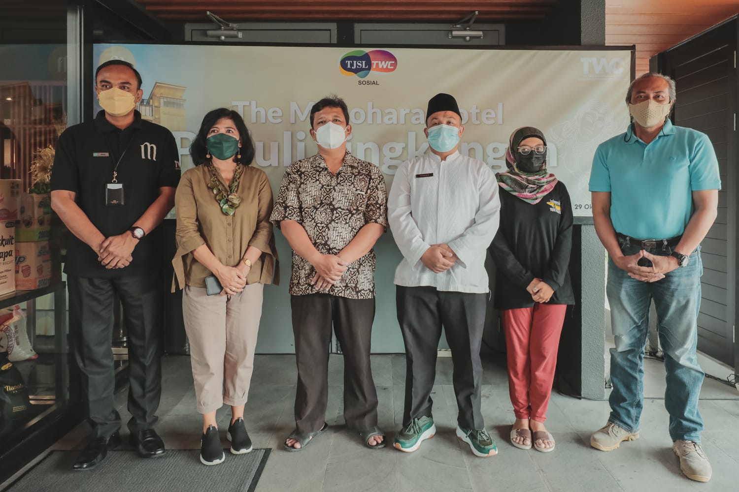 BERBAGI :  PT. TWC Borobudur, Prambanan dan Ratu Boko (Persero) menyalurkan bingkisan paket sembako kepada warga Mrican serta Panti Asuhan Al Wahhaab Sinar Melati, Sleman, sebagai rangkaian acara peringatan Anniversary Satu Tahun Operasional The Manohara