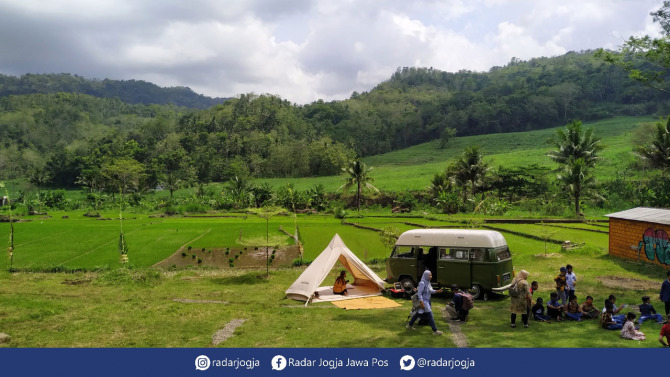 50 BESAR TERBAIK: Pemandangan perbukitan Menoreh dan hamparan sawah di Desa Wisata Tinalah, Samigaluh, Kulonprogo. Karena keindahan alamnya, desa ini masuk 50 desa wisata terbaik di Indonesia.(IWAN NURWANTO/RADAR JOGJA)