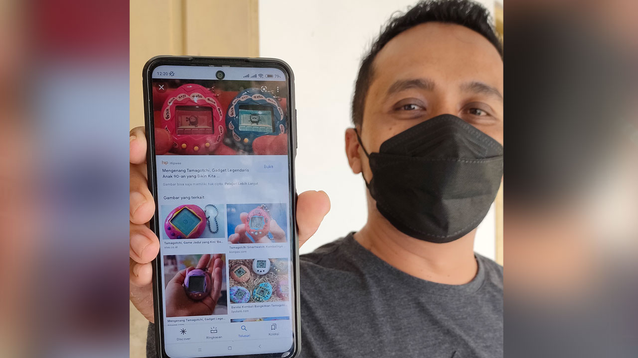 KENANGAN: Anjar Arditya, mantan pemain Tamagotchi warga Piyaman, Wonosari, bernostalgia dengan