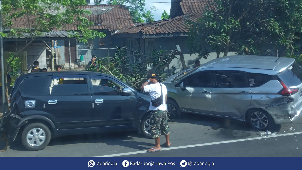 HANCUR: Dua dari tujuh mobil yang ringsek dihantam truk yang remnya blong di jalan Magelang-Semarang, tepatnya di daerah Secang, Kabupaten Magelang, kemarin sore (22/10).(NAILA NIHAYAH/RADAR JOGJA)