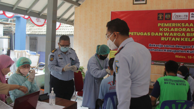 CEK DULU : Tampak penghuni rutan meringis kesakitan saat diambil darahnya. Skirining tersebut sebagai bentuk preventif penyebaran TB dan HIV/AIDS di dalam rutan.(DOKUMENTASI HUMAS RUTAN KELAS IIB WATES)