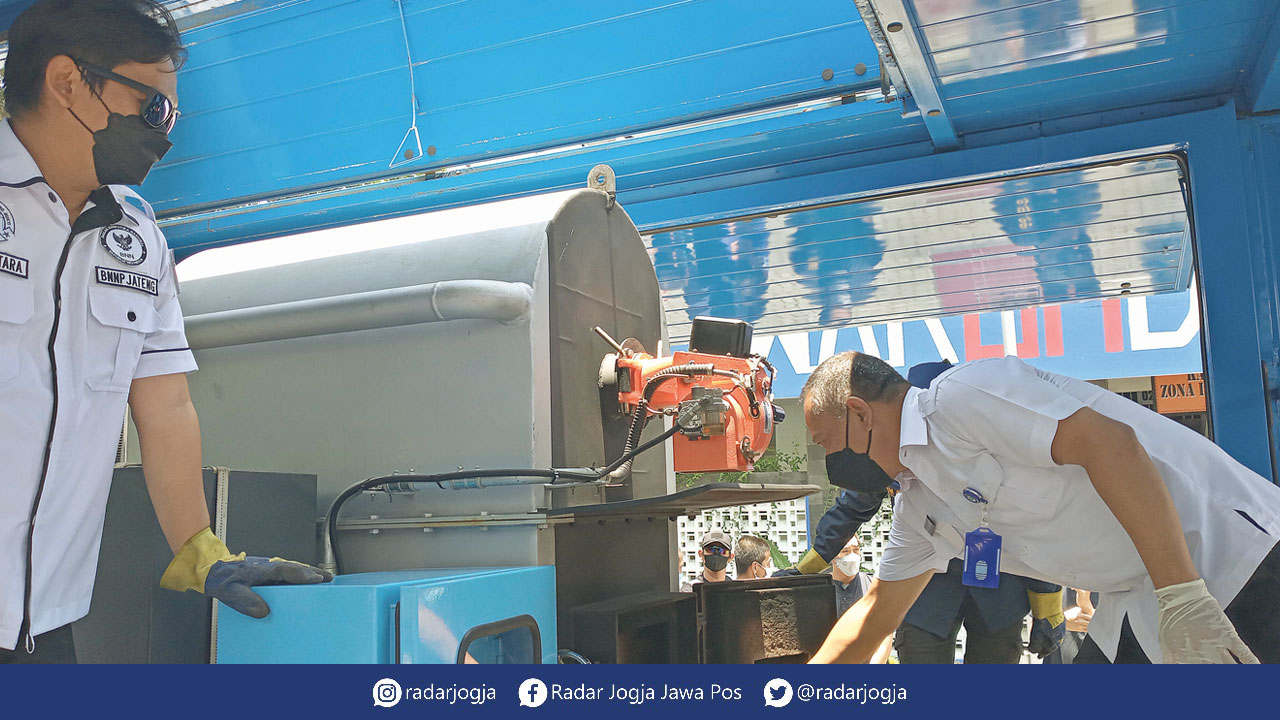 DIMUSNAHKAN: Sebanyak 19,3 kilogram ganja dilempar ke dalam alat khusus untuk menghancurkan barang bukti narkotika tersebut.(Naia Nihayah/Radar Jogja)