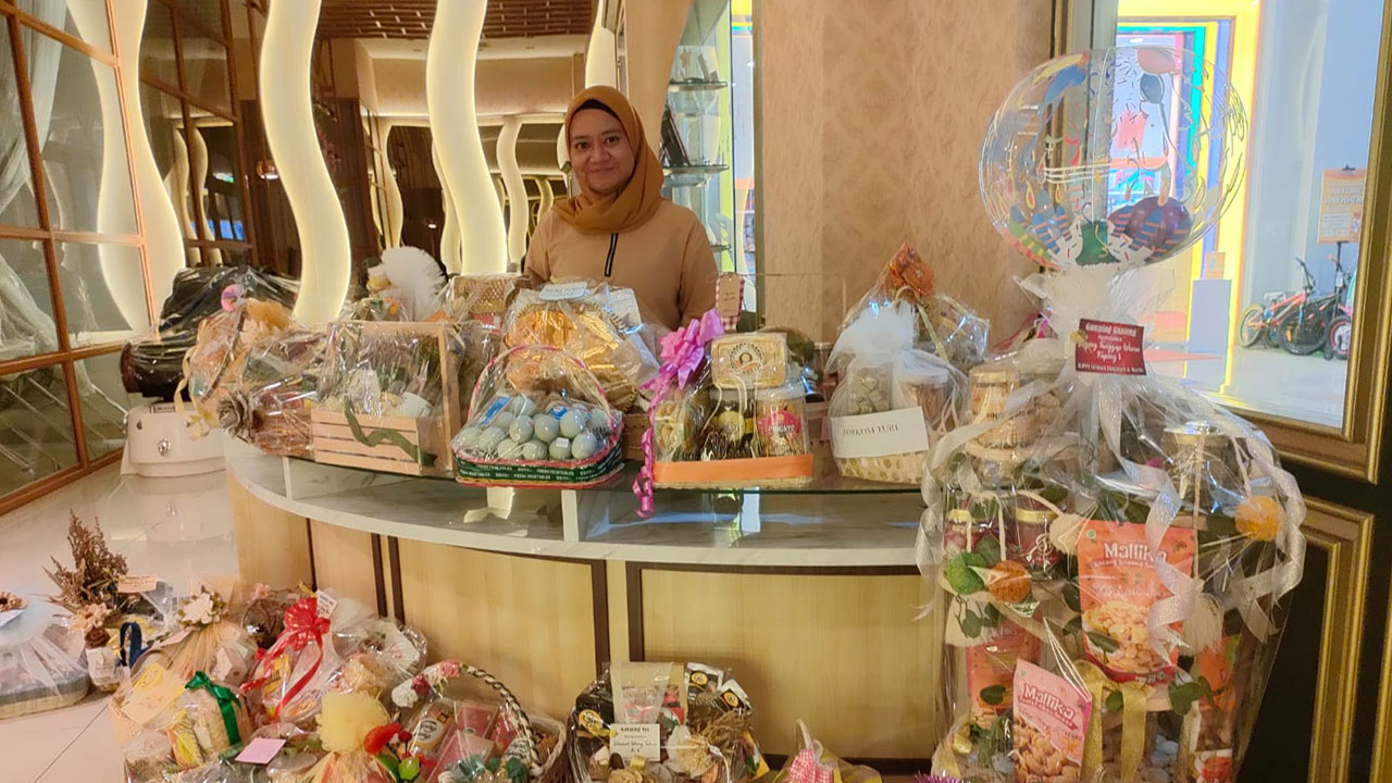 KREATIF: Pelaku UMKM yang tergabung dalam HIPPI menunjukkan hasil kreativitas hampers yang hendak dilombakan di Atrium Shinta Sleman City Hall, (28/10).(HIPPI FOR RADAR JOGJA)