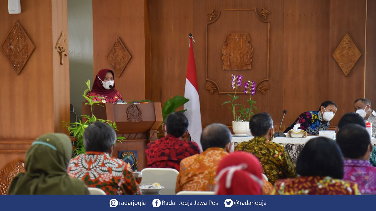 PENJELASAN : Bupati Sleman Kustini Sri Purnomo memberikan penjelasan pada kegiatan penguatan komitmen pembangunan sistem Merit, di Aula Kantor Sekretaris Daerah Kabupaten Sleman, (27/10).(MEITIKA CHANDRA LATIFA/RADAR JOGJA)