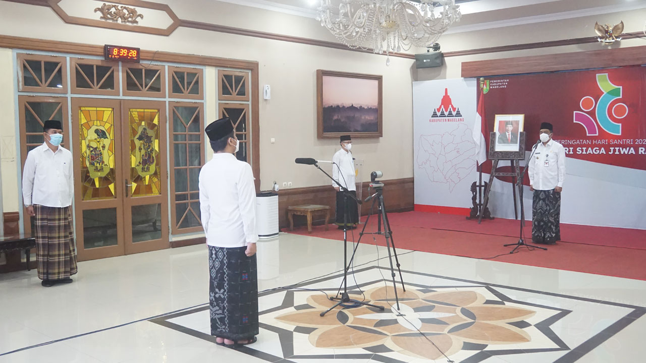 KHIDMAT: Bupati Magelang Zaenal Arifin kenakan pakaian santri saat memimpin upacara Hari Santri Nasional (HSN) Tingkat Kabupaten Magelang tahun 2021 secara virtual.(ISTIMEWA)