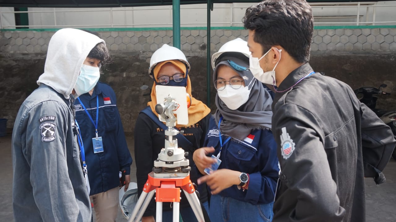 PROFESIONAL : Lulusan Program Studi Teknik Sipil Fakultas Teknik Universitas Cokroaminoto Yogyakarta (UCY) siap terjun ke dunia profesional kerja. (UCY for RADAR JOGJA)