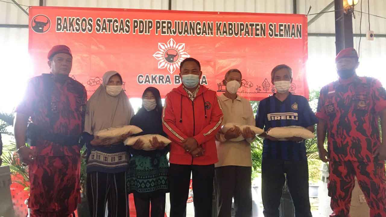 BAKSOS: Satgas Cakra Buana PDIP membagikan 100 paket sembako kepada masyarakat yang membutuhkan. Bakti sosial  berlokasi di Kopi nJongke Jalan Prawiro Sudiyono, Gondengan Penen, Sendangadi, Mlati, Sleman. (HARIS AKBAR FOR RADAR JOGJA)