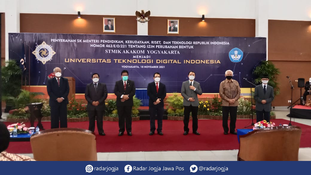 TRANSFORMASI : STMIK Akakom melakukan perubahan bentuk dari sekolah tinggi menjadi universitas. Alhasil saat ini resmi menyandang nama Universitas Teknologi Digital Indonesia (UTDI). (ALFI ANNISA/RADAR JOGJA)