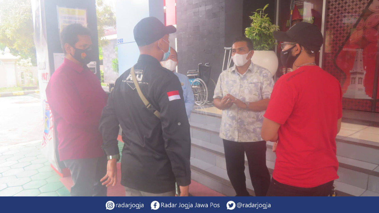 TEGAS : Kepala Kanwil Kemenkumham DIJ Budi Argap Situngkir (kemeja puith) berjanji tetap akan menindak oknum petugas Lapas Narkotika Kelas IIA Jogjakarta yang bertindak melebihi batas terhadap warga binaan pemasyarakatan. (DWI AGUS/RADAR JOGJA)