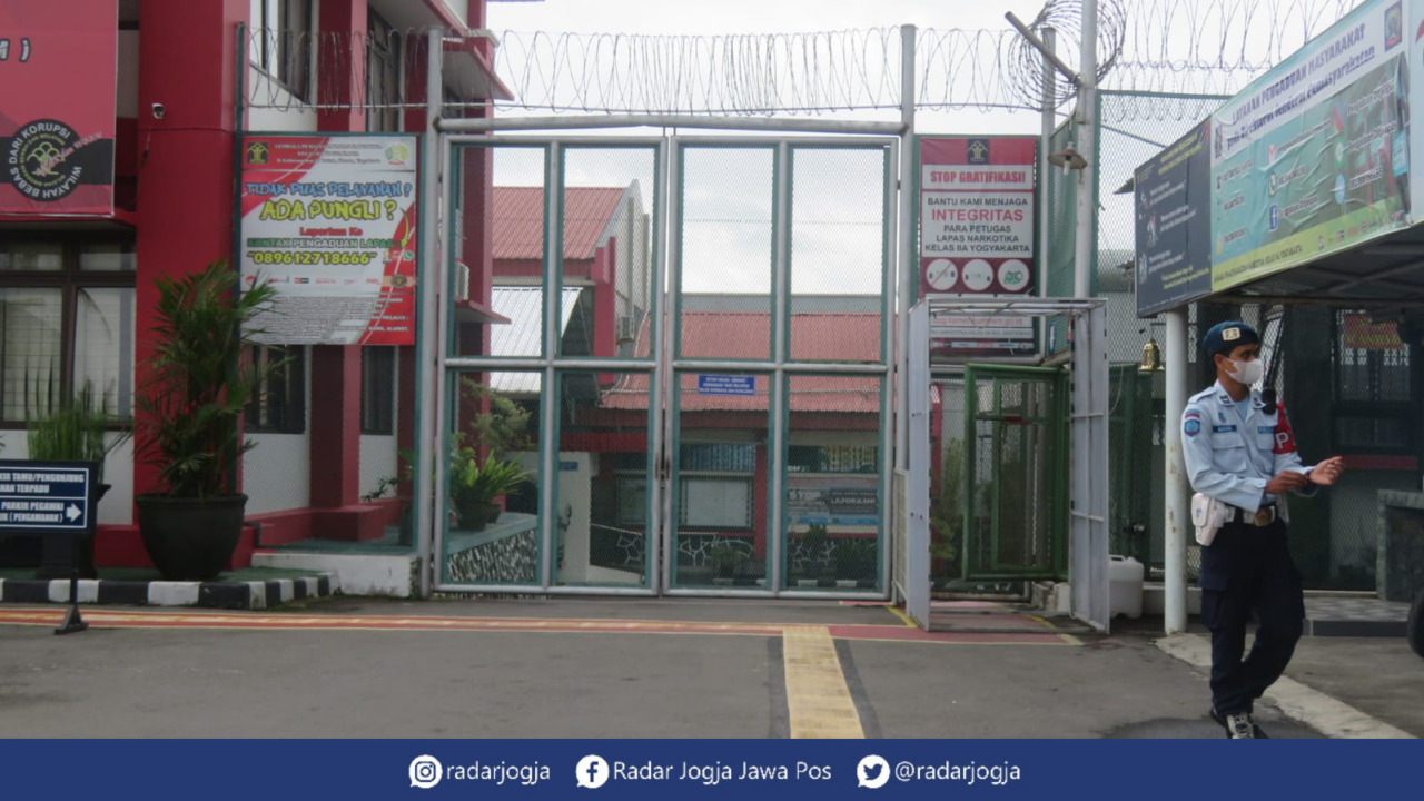 LANJUT : Pendamping hukum para WBP Lapas Narkotika Kelas IIA Jogjakarta Anggara Adiyaksa memastikan tak akan mencabut laporan di ORI Jogjakarta terkait dugaan tindakan penganiayaan. (DWI AGUS/RADAR JOGJA)