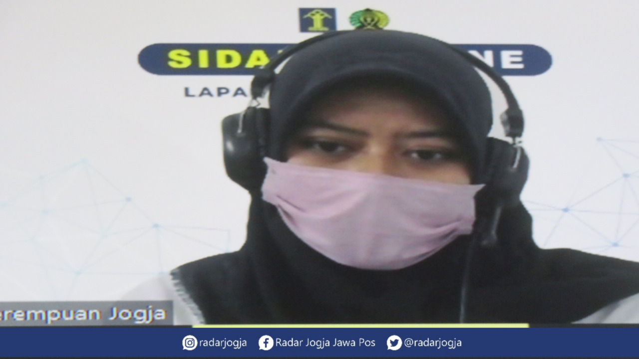 LESU : JPU Kejari Bantul menuntut terdakwa sate sianida Nani Apriliani Nurjaman 18 tahun penjara dalam sidang pembacaan tuntutan di Pengadilan Negeri Bantul, Senin (15/11). (DWI AGUS/RADAR JOGJA)
