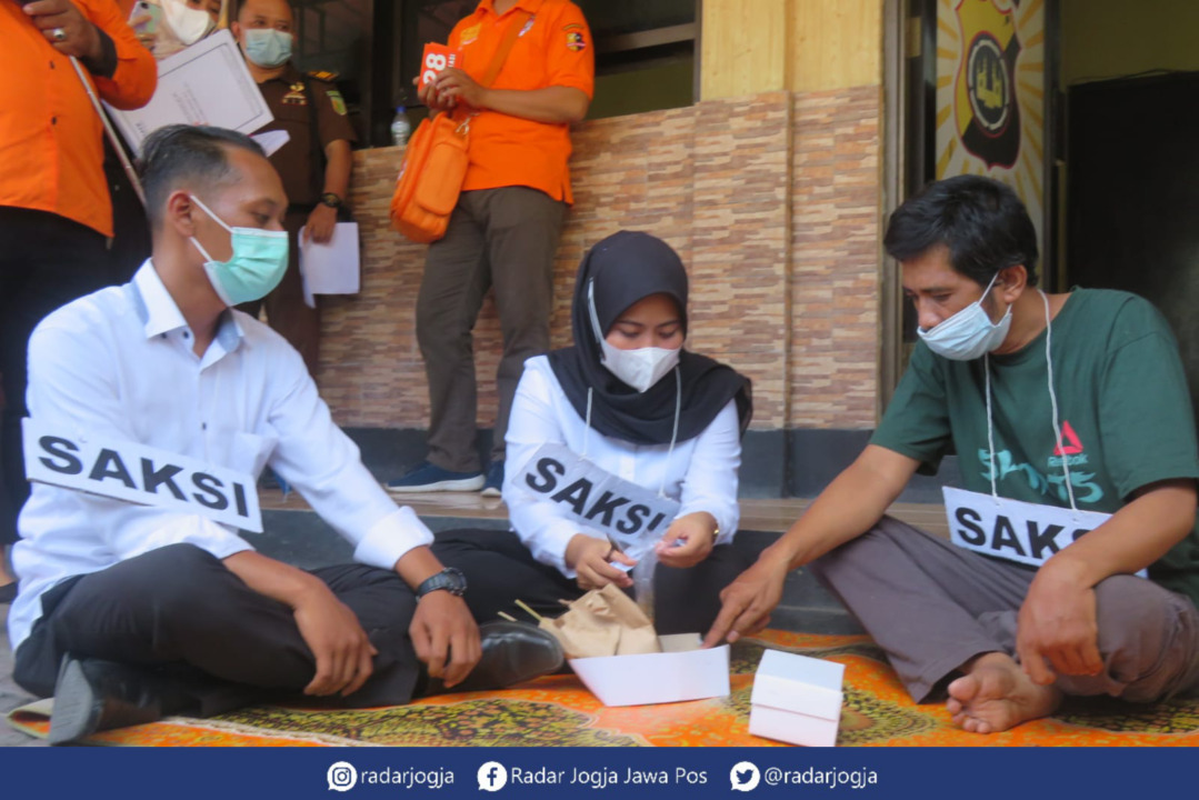 TAK SEBANDING : Bandiman (kaus hijau) menilai tuntutan jaksa penuntut umum (JPU) Kejari Bantul terhadap Nani Apriliani Nurjaman terlalu ringan. (DWI AGUS/RADAR JOGJA)