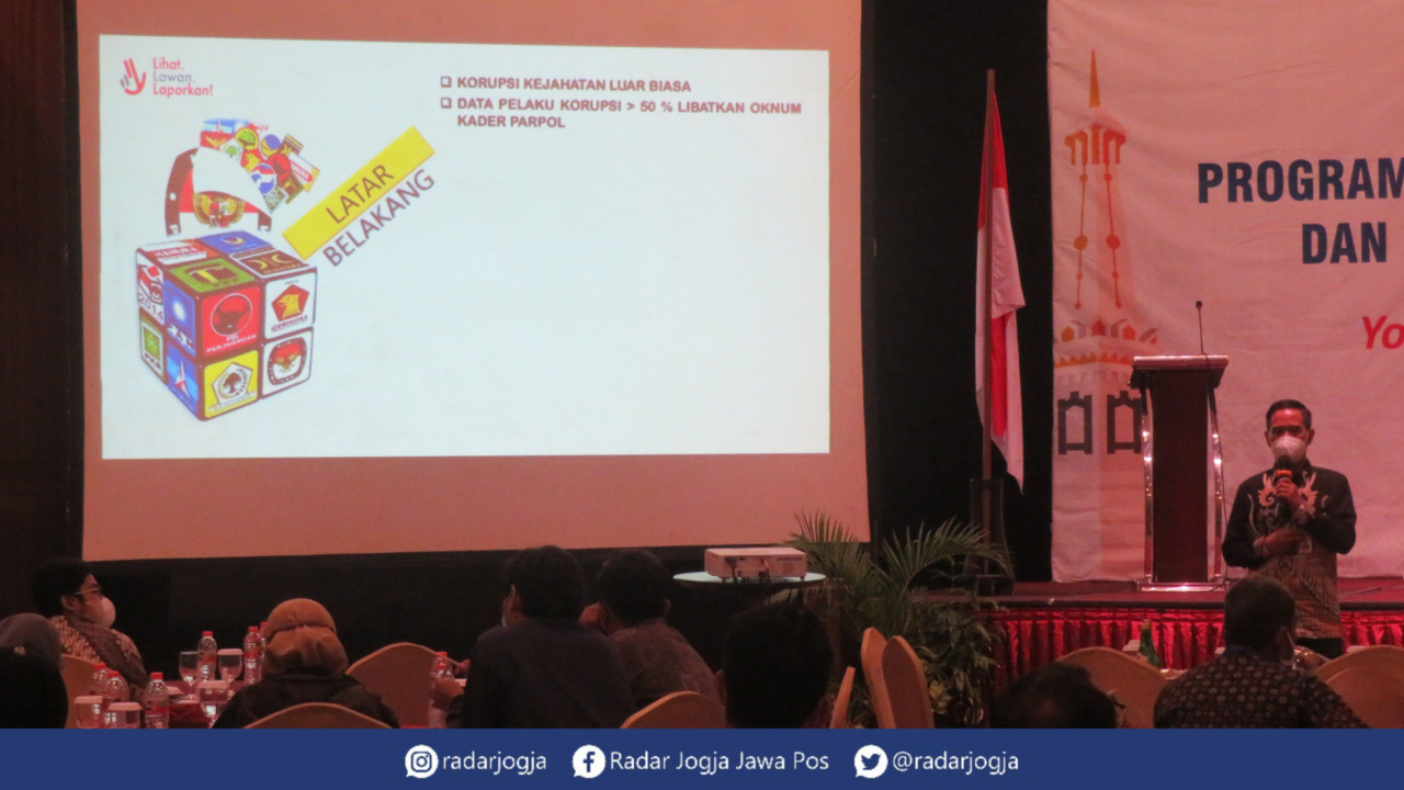 JANGAN TAKUT : Direktur Pembinaan Peran Serta Masyarakat Komisi Pemberantasan Korupsi (KPK) Kumbul Kusdwidjanto Sudjadi meminta pejabat negara agar tidak takut OTT jika memang tidak korupsi. (DWI AGUS/RADAR JOGJA)