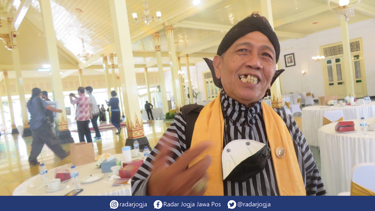 BERKARYA : Seniman senior Marwoto menuturkan usia bukanlah hambatan dalam berkarya termasuk melek teknologi digital. (DWI AGUS/RADAR JOGJA)