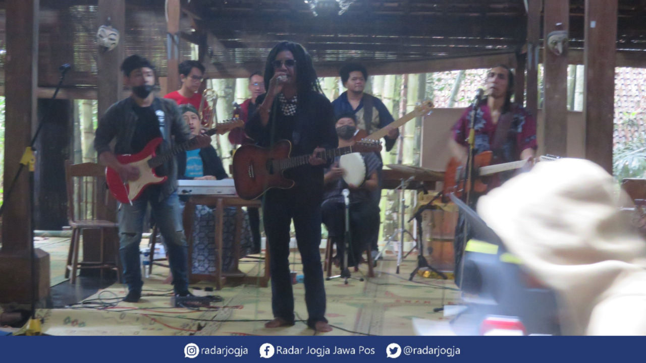 MULTITAFSIR : Musisi Sri Krishna