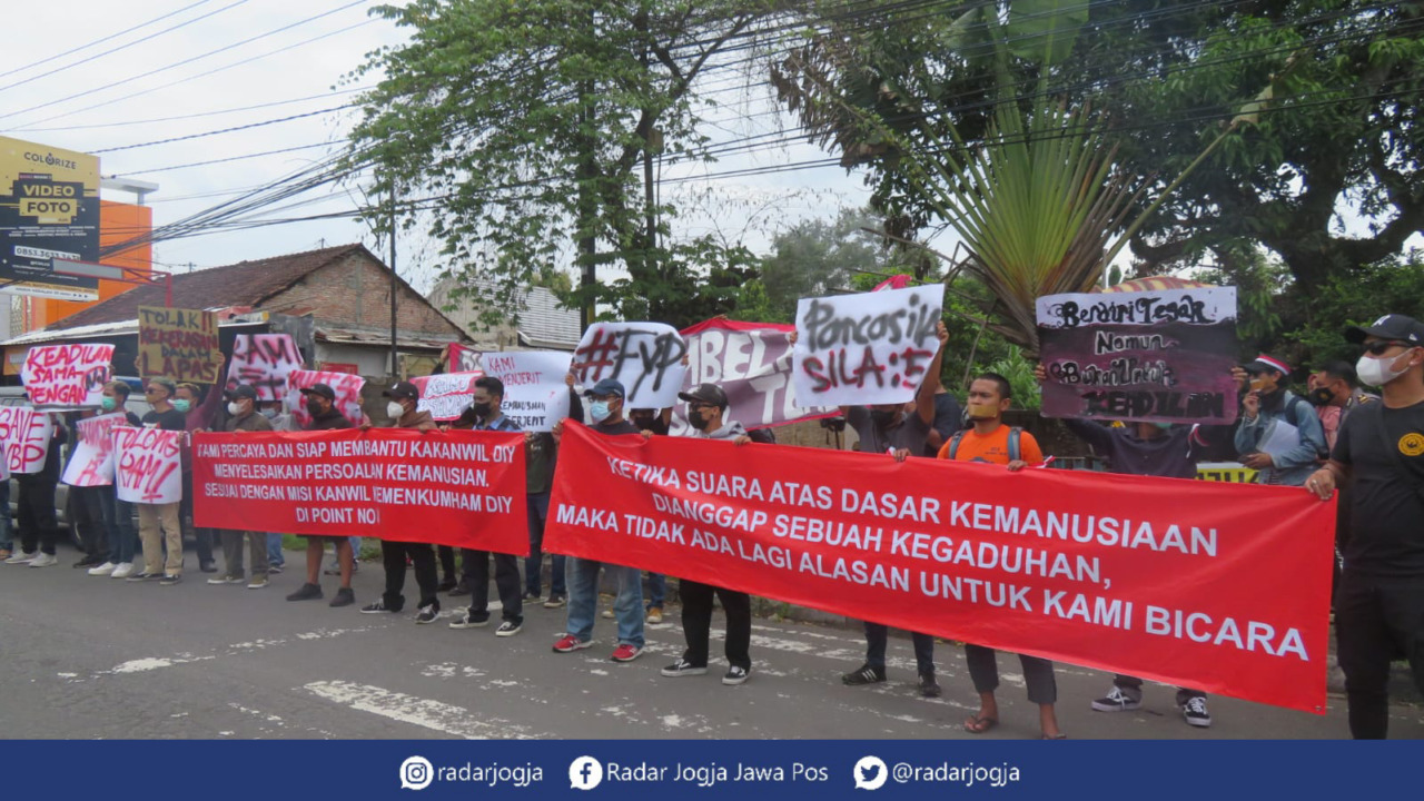 DIAM : Puluhan warga binaan pemasyarakatan (WBP) yang menjalani cuti bersyarat (BP) maupun mantan WBP Lapas Narkotika Kelas IIA Jogjakarta melakukan aksi diam di depan kantor Kanwil Kemenkumham DIJ, Rabu (24/11). (DWI AGUS/RADAR JOGJA)
