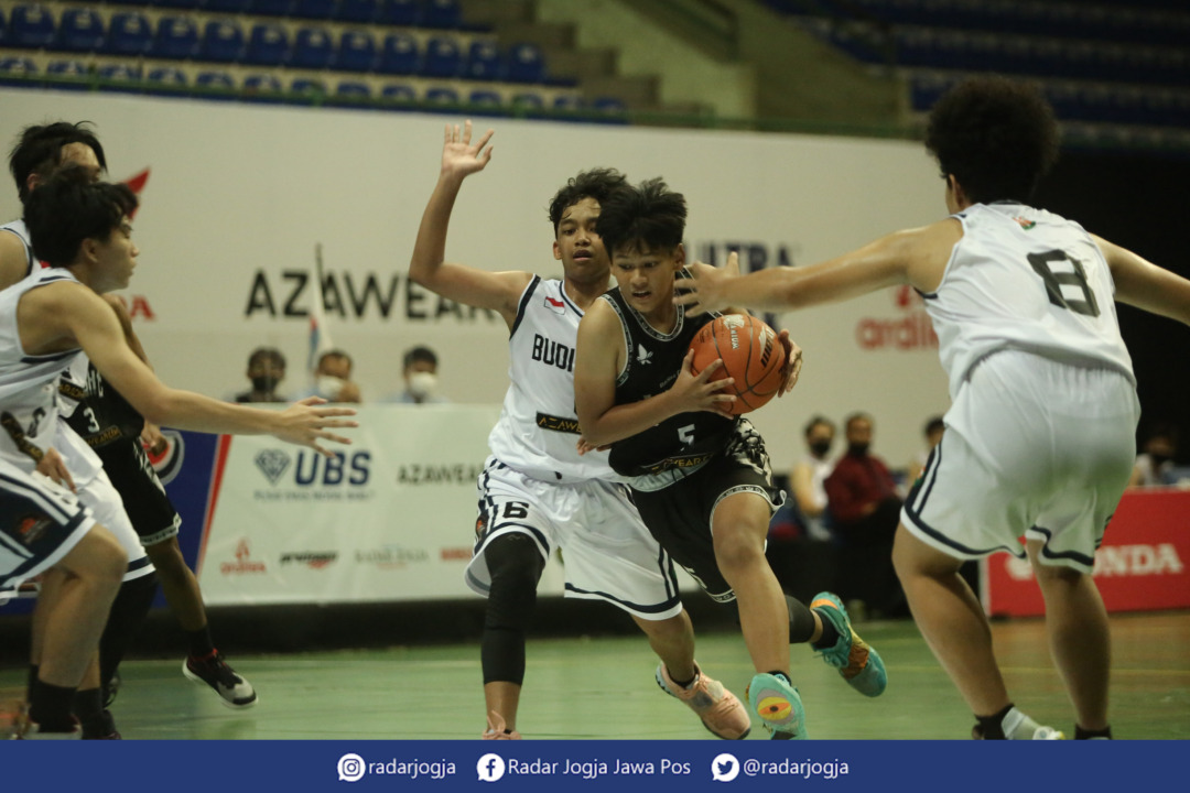 CEKATAN : Pertandingan antara tim basket cowok SMAN 6 Jogja melawan SMA Budi Utama berakhir dengan skor 32-17. (ELANG KHARISMA DEWANGGA/RADAR JOGJA)