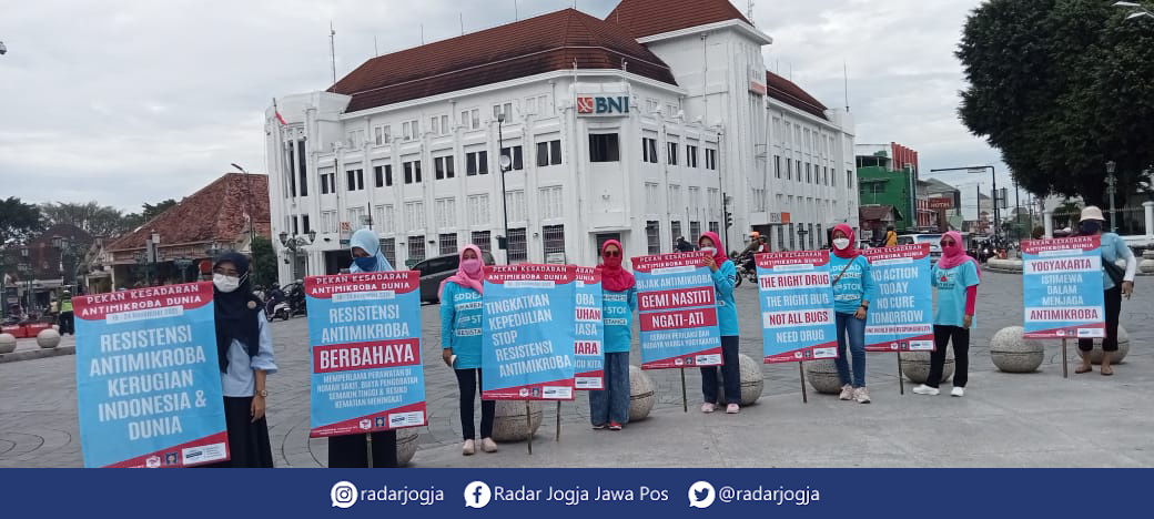RESISTENSI : Ikatan Apoteker Indonesia (IAI) DIJ bersama Magister Farmasi UII konsisten mengedukasi tentang pentingnya antimikroba. (AHMAD FAHMI for RADAR JOGJA)
