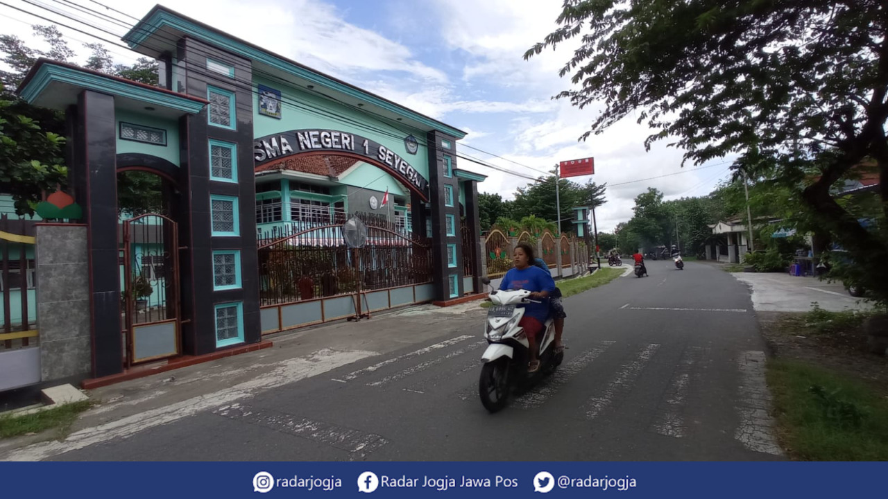 TERPAPAR : Ratusan siswa setingkat jenjang SMA di Jogjakarta terpapar Covid-19 pasca tes swab sampel secara acak. Imbasnya PTM terbatas di keempat sekolah dihentikan. (DWI AGUS/RADAR JOGJA)