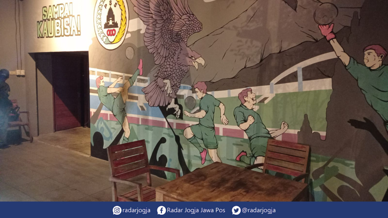 DIBAKAR : Kantor manajemen PT. Putra Sleman Sembada (PSS) atau Omah PSS dibakar orang tak dikenal, Minggu sore (28/11). (DWI AGUS/RADAR JOGJA)