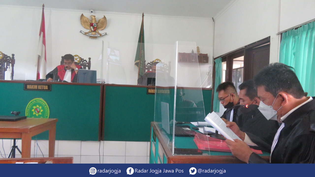 KEBERATAN : Kuasa hukum terdakwa sate sianida Nani Apriliani Nurjaman menilai tuntutan jaksa penuntut umum (JPU) dengan PAsal 340 KUHP tidaklah tepat. (DWI AGUS/RADAR JOGJA)