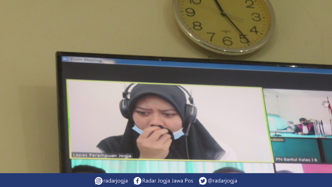 MEMOHON : Terdakwa sate sianida Nani Apriliani Nurjaman meminta Majelis Hakim Pengadilan Negeri Bantul meringankan tuntutan hukum karena ingin memiliki pasangan dan menikah. (DWI AGUS/RADAR JOGJA)