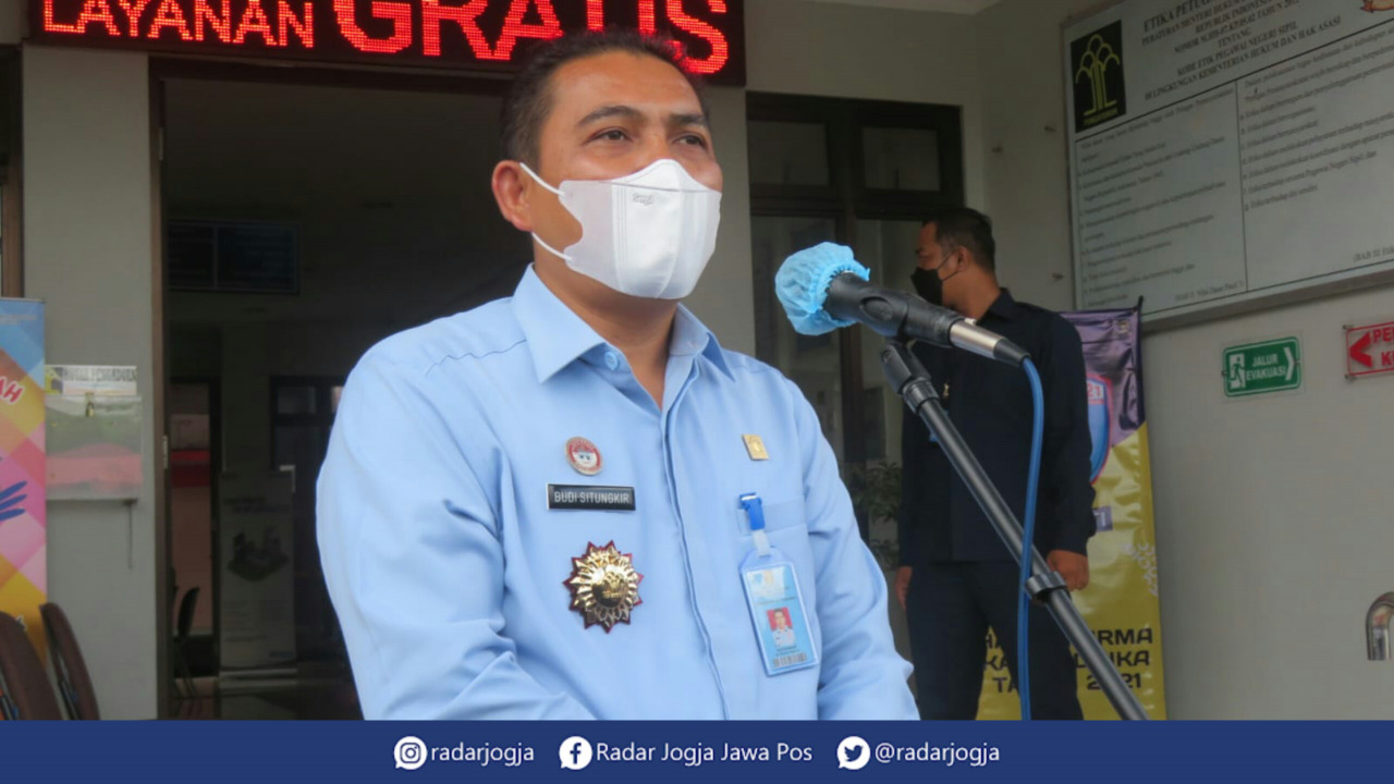 TEGAS : Kepala Kanwil Kemenkumham DIJ Budi Argap Situngkir mencopot lima petugas Lapas Kelas IIA Jogjakarta karena terindikasi melakukan tindakan berlebihan kepada WBP. (DWI AGUS/RADAR JOGJA)