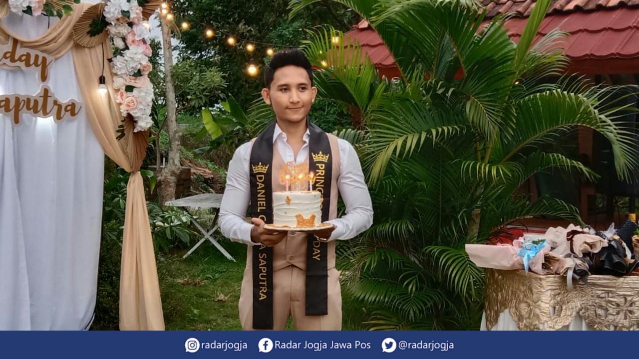 SOSIAL : Selebgram asal Jogjakarta Daniel Saputra membantu para pelaku usaha terdampak Covid-19 dengan promosi melalui sosial media Instagram miliknya. (ALFI ANNISA/RADAR JOGJA)