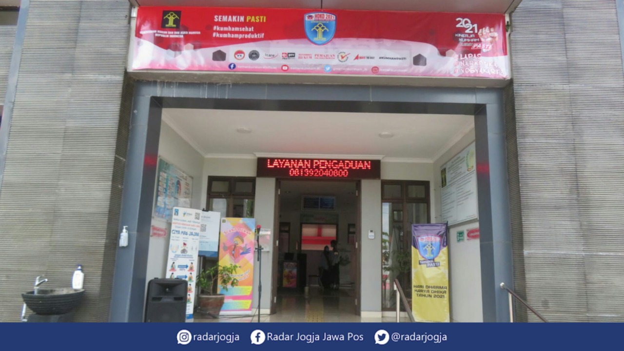 BANTAH : Pendamping mantan warga binaan Lapas Narkotika IIA Jogjakarta Anggara Adiyaksa ungkapkan sejumlah pernyataan Kepala Divisi Pemasyarakatan Kanwil Kemenkumham DIJ Gusti Ayu Putu Suwardani tidak tepat. (DWI AGUS/RADAR JOGJA)