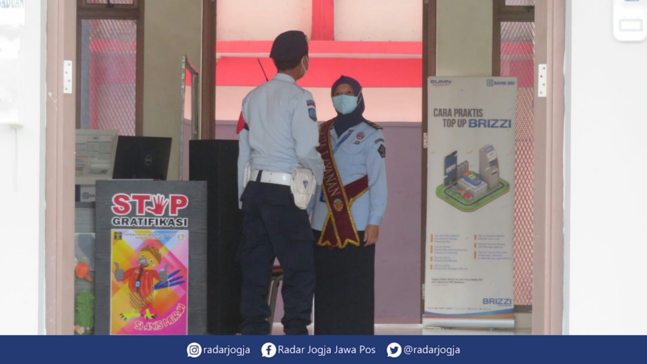 INEVSTIGASI : Kepala Kanwil Kemenkumham DIJ Budi Argap Situngkir ungkap temukan sejumlah tindakan berlebihan yang dilakukan oknum pegawai Lapas Kelas IIA Jogjakarta. (DWI AGUS/RADAR JOGJA)