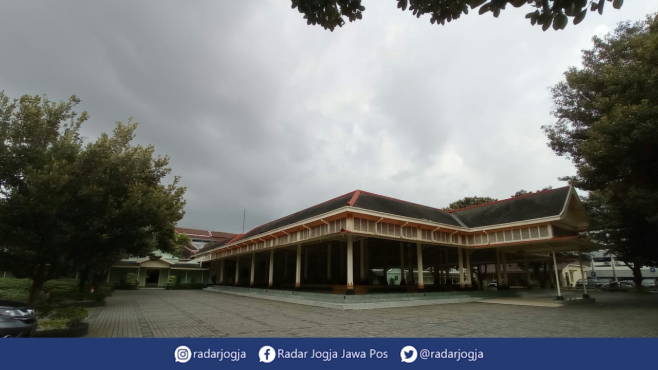 PERINGATAN DINI : Stasiun Klimatologi BMKG Jogjakrta menerbitkan peringatan dini cuaca di Jogjakarta. Potensi hujan sedang hingga lebat disertai angin kencang dan petir terjadi hingga 18.00 WIB. (DWI AGUS/RADAR JOGJA)