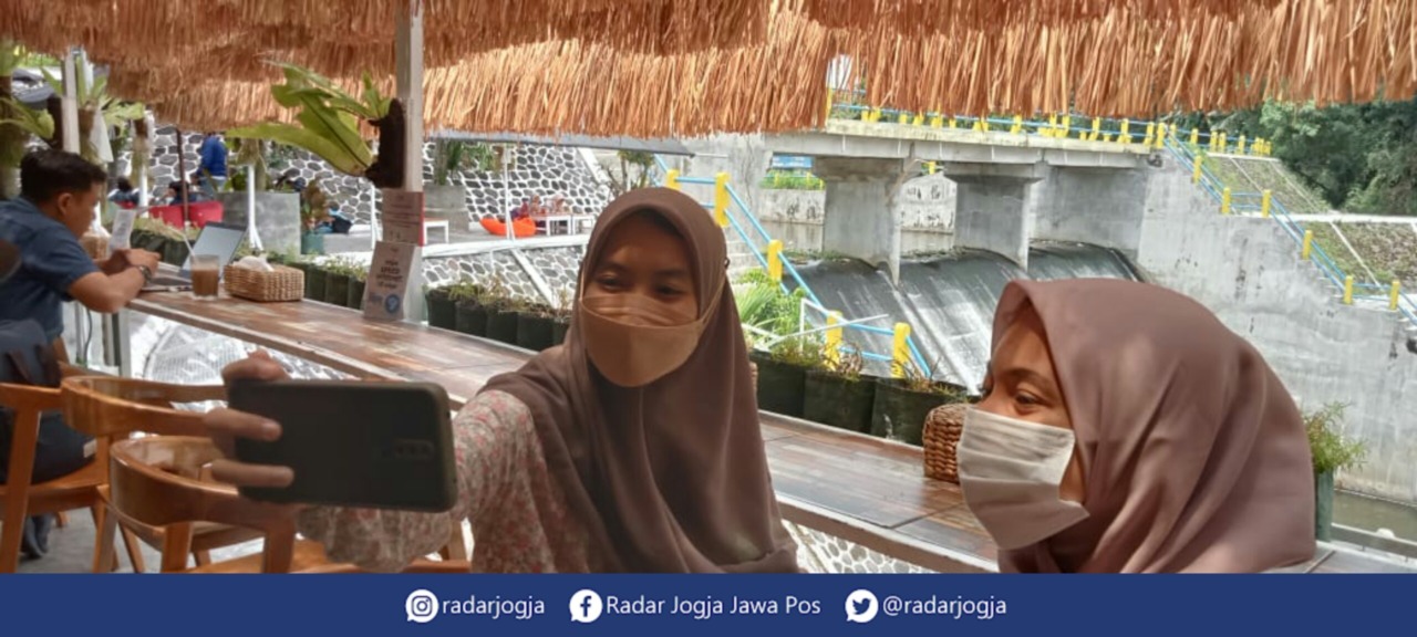 SERU : Simbil Eatery and Coffee, menyajikan alunan gemercik air mengalir yang bersumber dari Embung Tambakboyo. (AHMAD Fahmi FAHRIZA for RADAR JOGJA)
