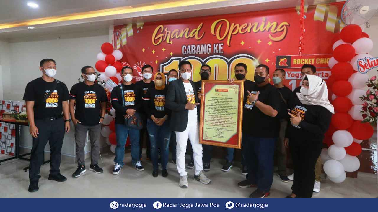 SERIBU: Gerai terbaru Rocket Chicken yang ke-1.000 di daerah Pandowoharjo, Sleman resmi dibuka, Rabu (10/11). (HARIS AKBAR FOR RADAR JOGJA)