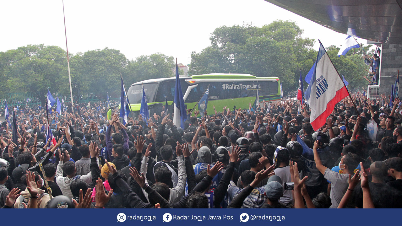 LUAR BIASA: Puluhan ribu suporter menyambut kedatangan skuad PSIM Jogja usai mengalahkan Persis Solo, (16/11).(GUNTUR AGA TIRTANA/RADAR JOGJA)