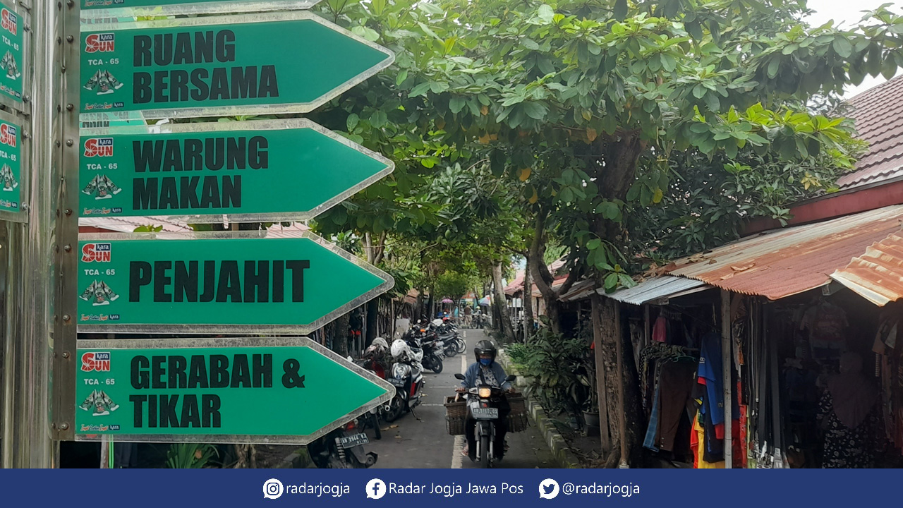 SUDAH STANDAR : Suasana Pasar Imogiri yang dilengkapi dengan penunjuk arah dan bidang miring sebagai fasilitas penunjang akses difabel.(SITI FATIMAH/RADAR JOGJA)