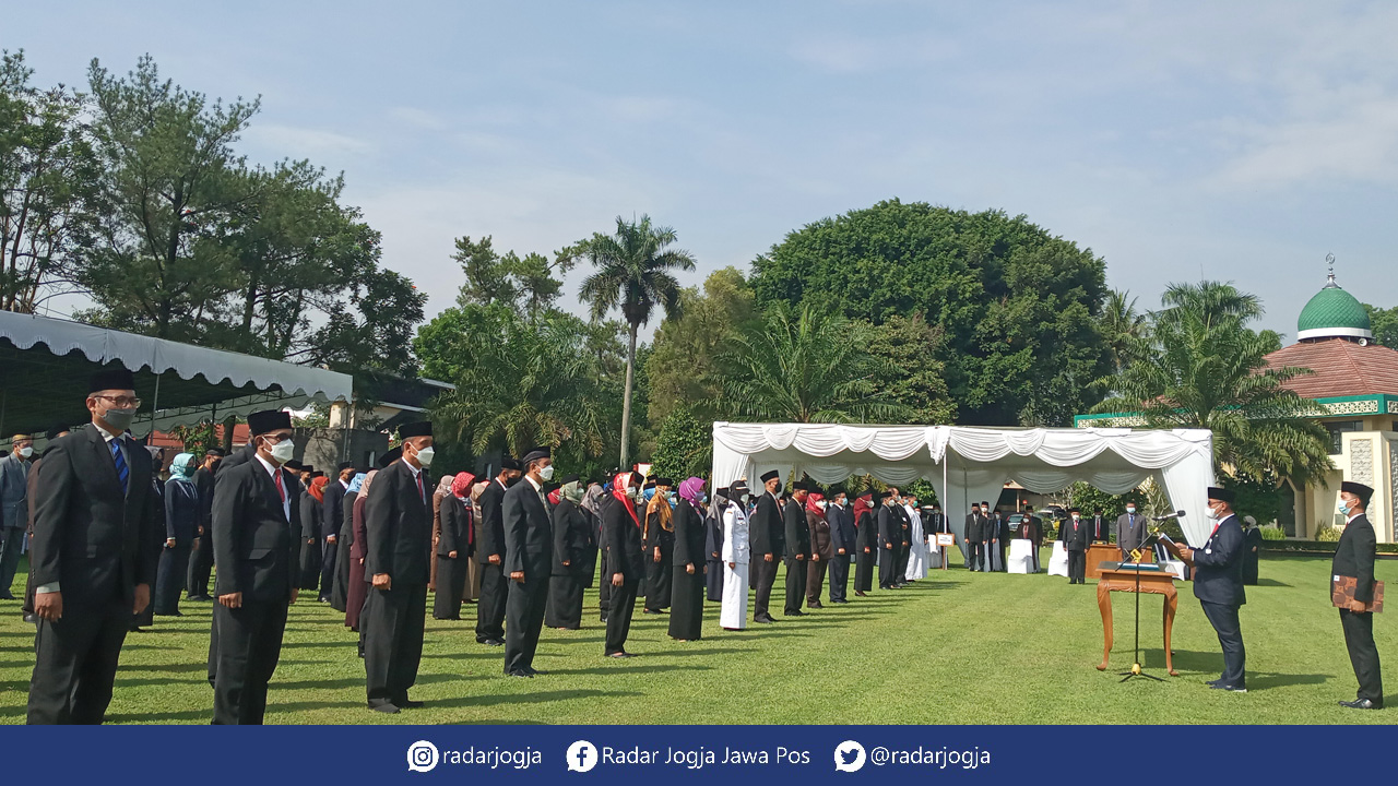 KIHDMAT: Pelantikan dan pengambilan sumpah/janji jabatan pejabat pimpinan tinggi pratama, administrator, pengawas, kepala puskesmas, dan direktur Badan Usaha Milik Daerah (BUMD)di lingkungan pemerintah Kota Magelang berjalan lancar.(Naila Nihayah/Radar Jo