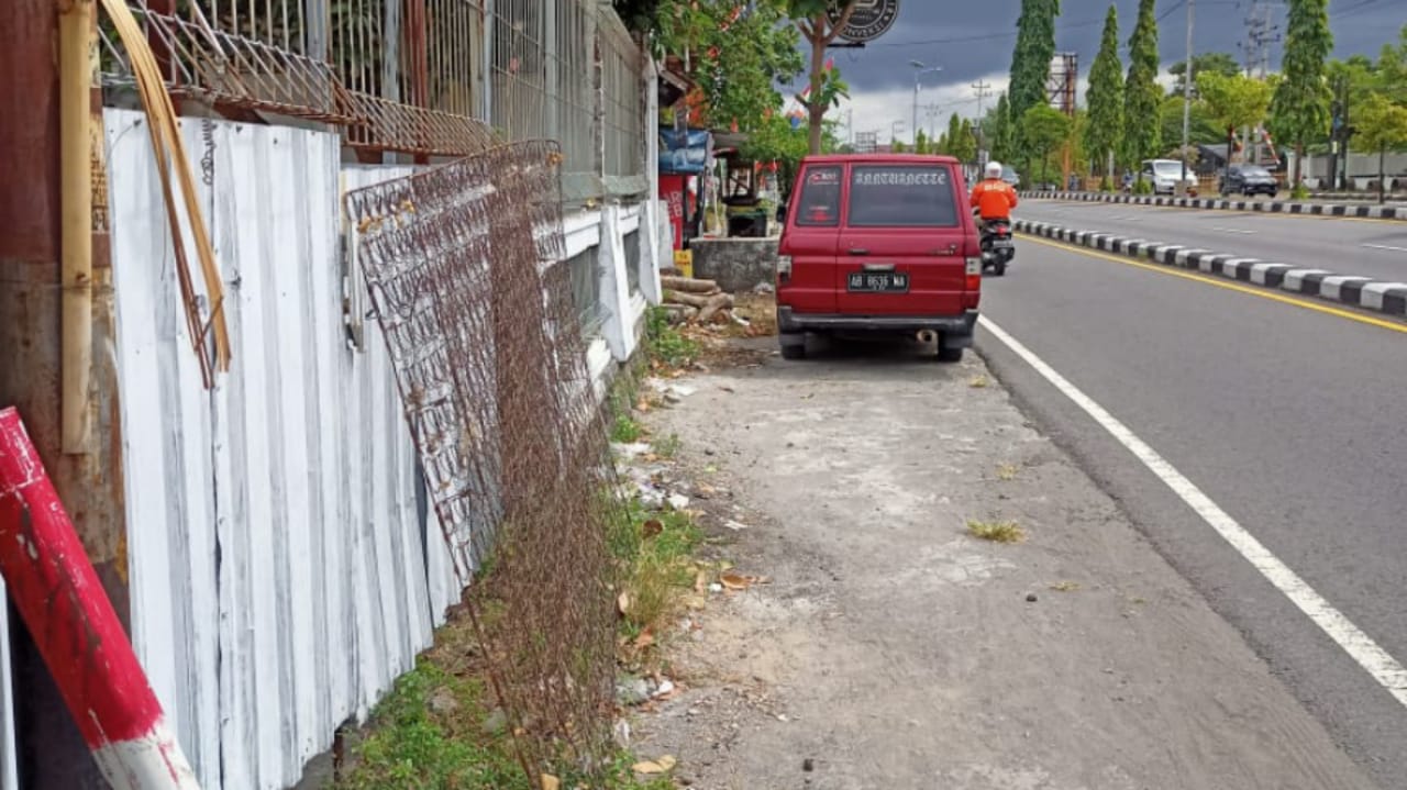 SABAR : Sejumlah warga penduduk Dusun Maguwo Sleman berharap uang ganti untung pembangunan seksi 2 proyek Jalan Tol Solo-Jogjakarta segera cari. (AHMAD FAHMI for RADAR JOGJA)