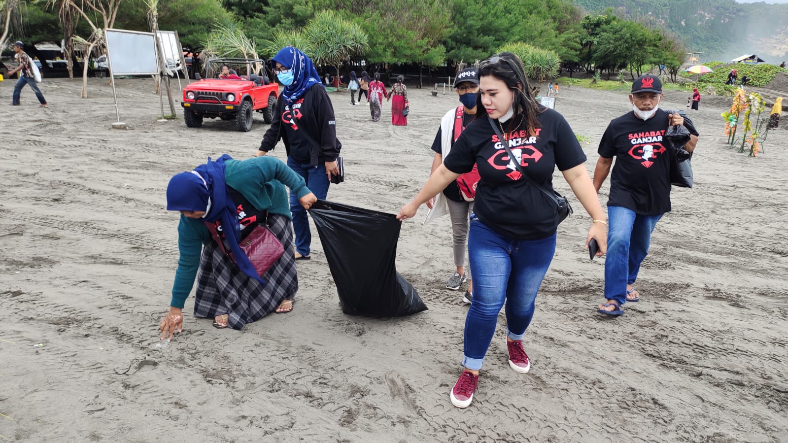 BRSIH : Ratusan Relawan Sahabat Ganjar Jogjakarta menggelar kegiatan bersih-bersih di Pantai Parangtritis, Sabtu (27/11). (SAHABAT GANJAR for RADAR JOGJA)