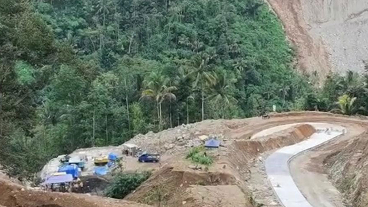 BERDUKA : Suasana rumah duka Saiful Hadi, 22, warga Desa Redin, Kecamatan Gebang, korban kecelakaan kerja di proyek pembangunan Bendungan Bener (6/11).(HENDRI UTOMO/RADAR PURWOREJO)