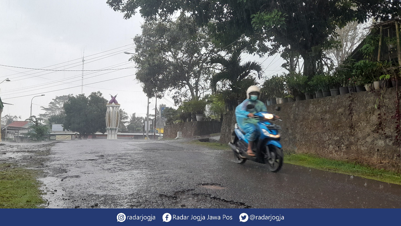 BUTUH PERHATIAN: Warga melintas di jalanan Terong, Dlingo, Banguntapan yang berlubang dengan kontur tanah yang bergelombang.(SITI FATIMAH/RADAR JOGJA )