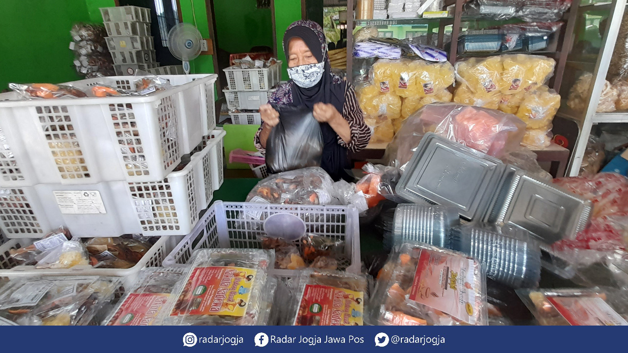 Jazimah Ibrahim saat mengemas wedang uwuh dagangan di kios miliknya (7/11). Tampak stok racikan wedang uwuh buatannya masih menumpuk.(SITI FATIMAH/RADAR JOGJA