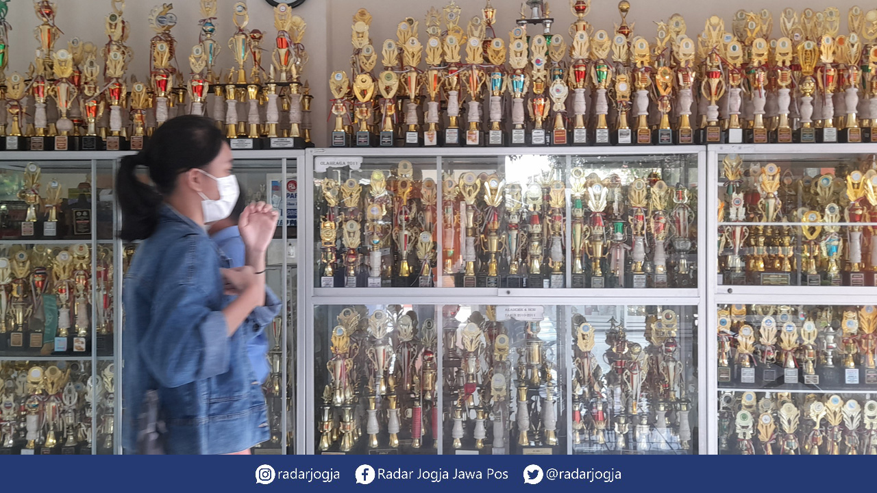 Seorang siswa melintas di depan etalase trofi SMAN 1 Sewon  (2/11SITI FATIMAH/RADAR JOGJA)