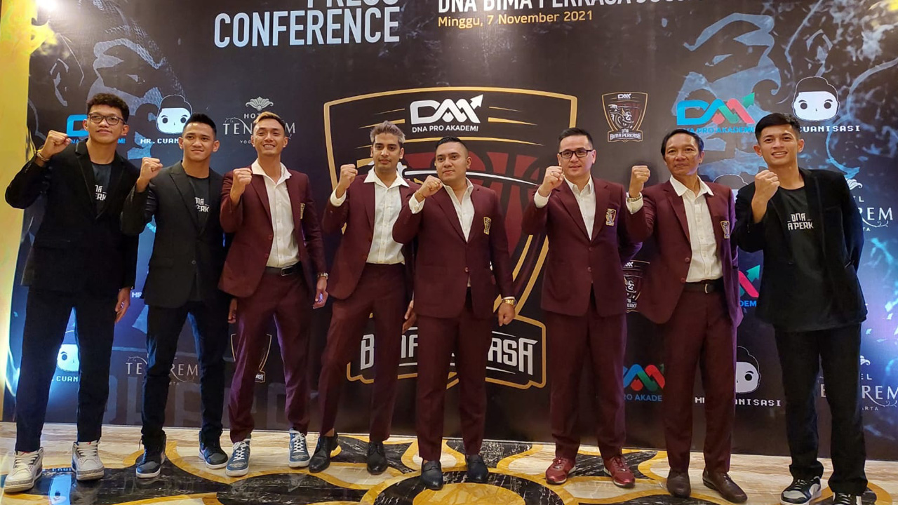 TARGET TINGGI: Peluncuran kerja sama Bima Perkasa Jogja dengan DNA selaku sponsor yang digelar Minggu malam (7/11).(ANA R DEWI/RADAR JOGJA)