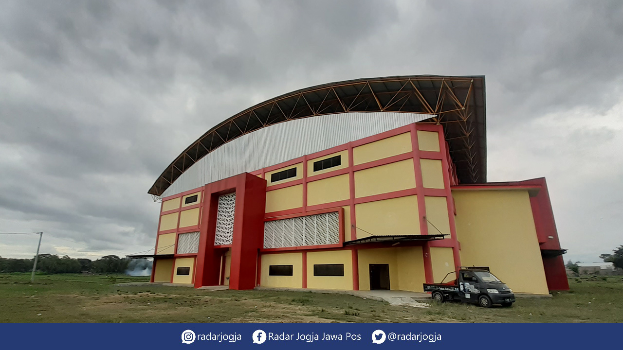 DIPERSOAL : Suasana GOR Cangkring di Kapanewon Wates Soroti Spesifikasi Pembangunan GOR Cangkring.(IWAN NURWANTO/RADAR JOGJA)