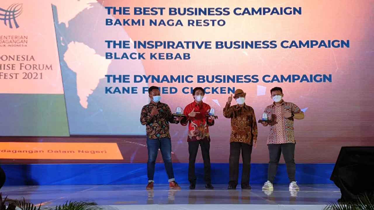 BANGGA: Black Kebab meraih penghargaan Indonesia Franchise Forum & Bizfest 2021 dari Kementerian Perdagangan yang bekerja sama dengan Perhimpunan WALI, AFI, dan ASENSI. (BLACK KEBAB FOR RADAR JOGJA)