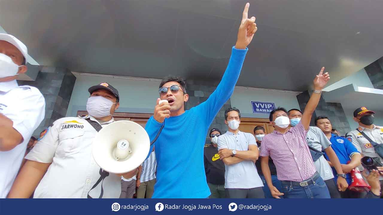 ANTUSIAS: Pelatih PSIM Jogja Seto Nurdiyantara saat menyapa supporter PSIM di Stadion Mandala Krida,. (ANA R DEWI/RADAR JOGJA)