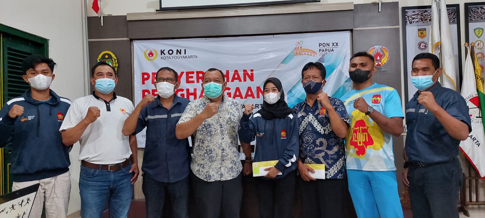 APRESIASI: Ketum KONI Kota Jogja Aji Karnanto menyerahkan tali asih untuk atlet Kota Jogja peraih medali PON XX diwakili Indah Lupita Sari dan Willy Brondus. Sedangkan pelatih diwakili Ivan Budiaji dan Budi Widayanto. (ANA R. DEWI/RADAR JOGJA)